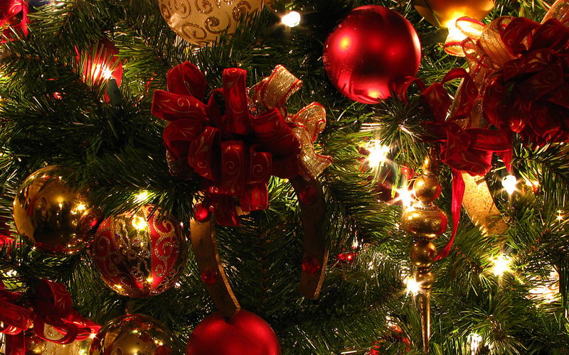 Christmas_tree_decorations_in_Disneyland.jpg