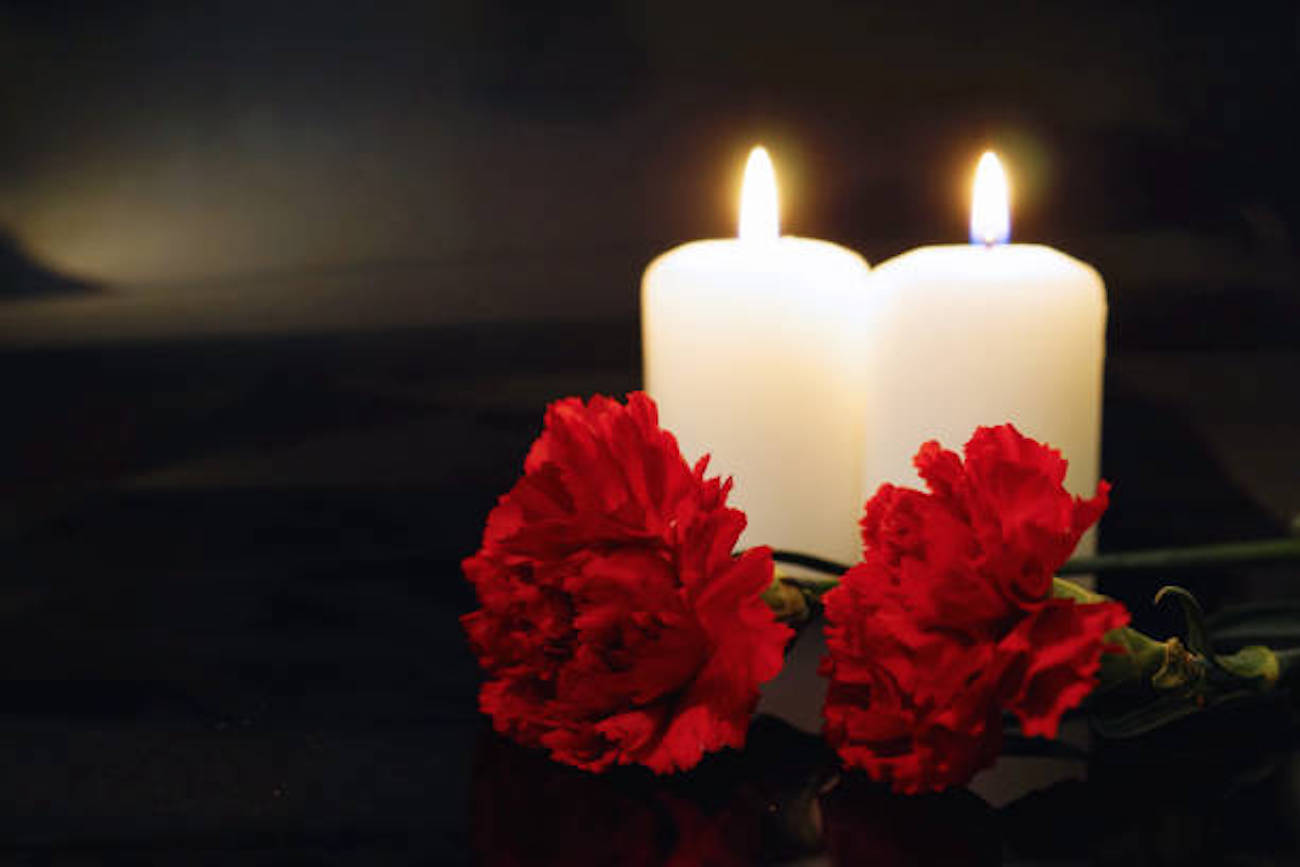 Свеча скорбим 22.03 2024. Траурная свеча. Свеча скорби. Траурная свеча с цветами. Свеча и цветы траур.